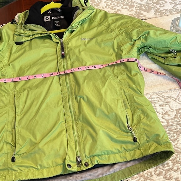 Marmot Women’s Ski Jacket in Large and Green . Great co diction except hood. - Picture 5 of 11